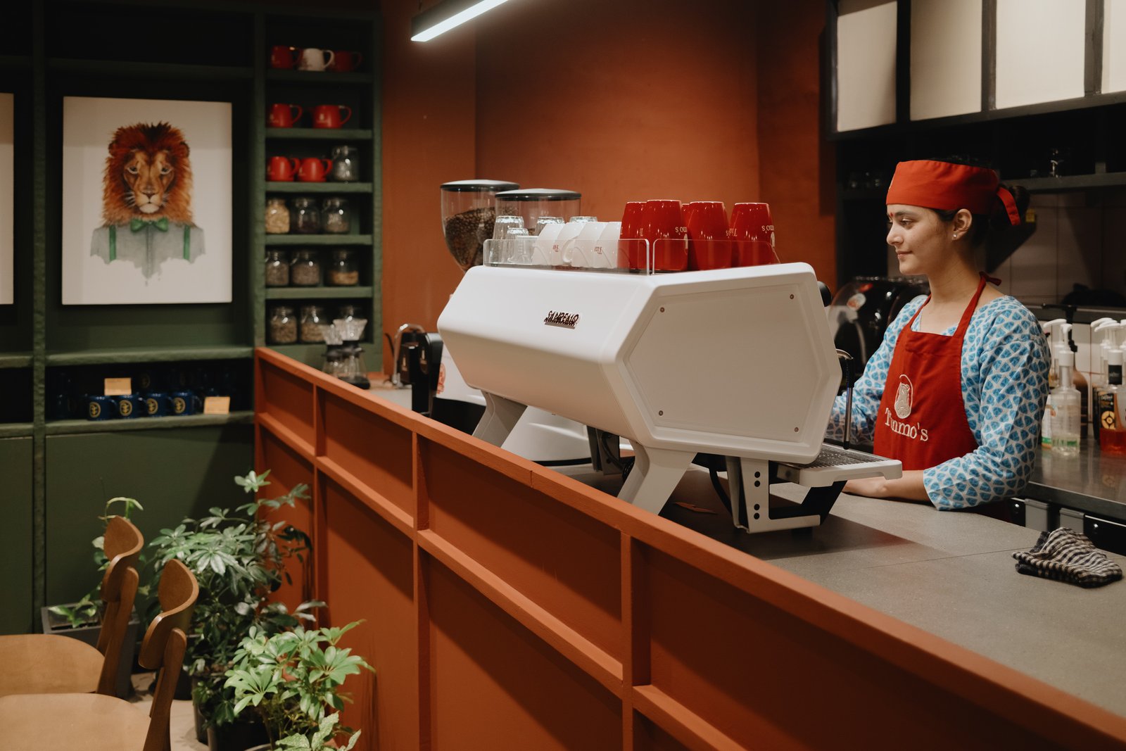 A barista preparing coffee at the Tinmo’s counter